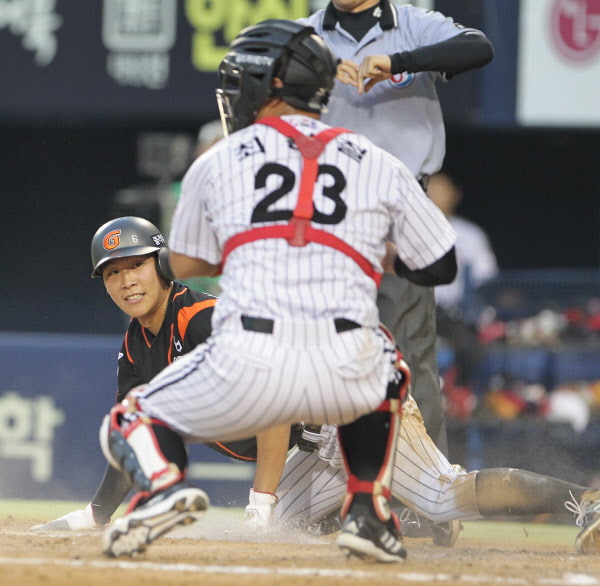 황재균선수의 적시 1타점 2루타